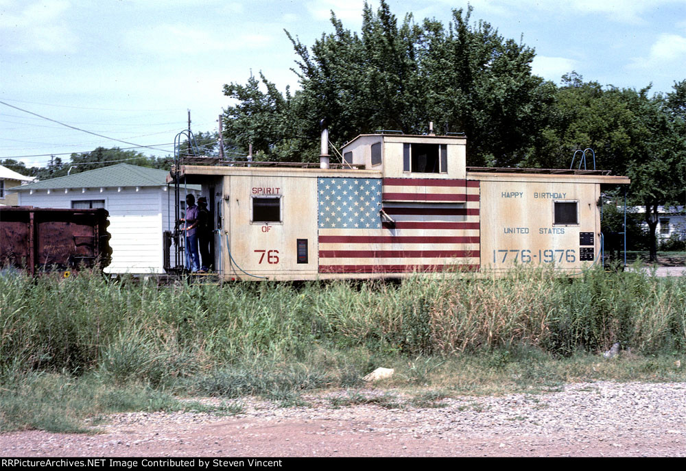 Katy local has Bicentennial caboose MKT #76